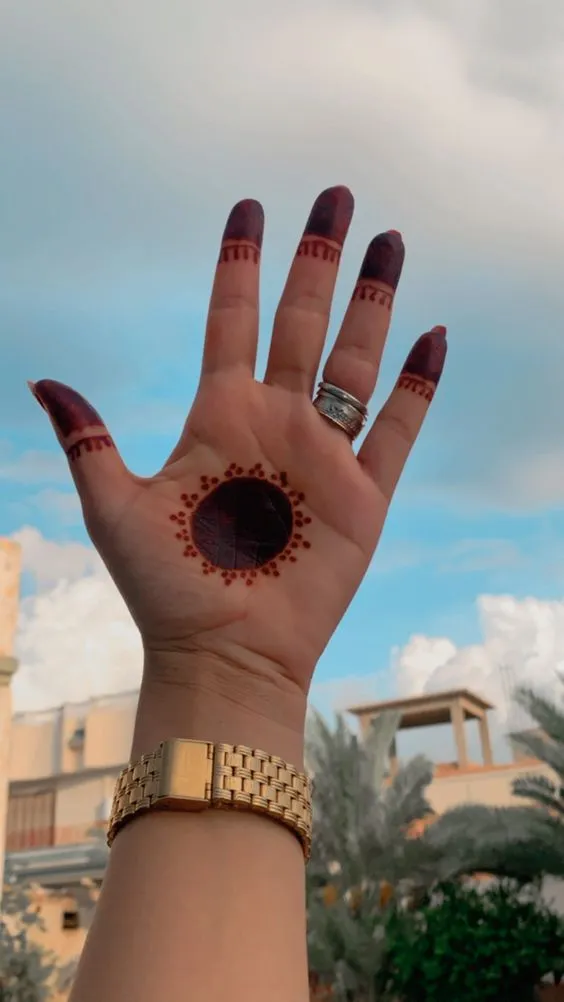 Photo of Gol mehndi design on front hand