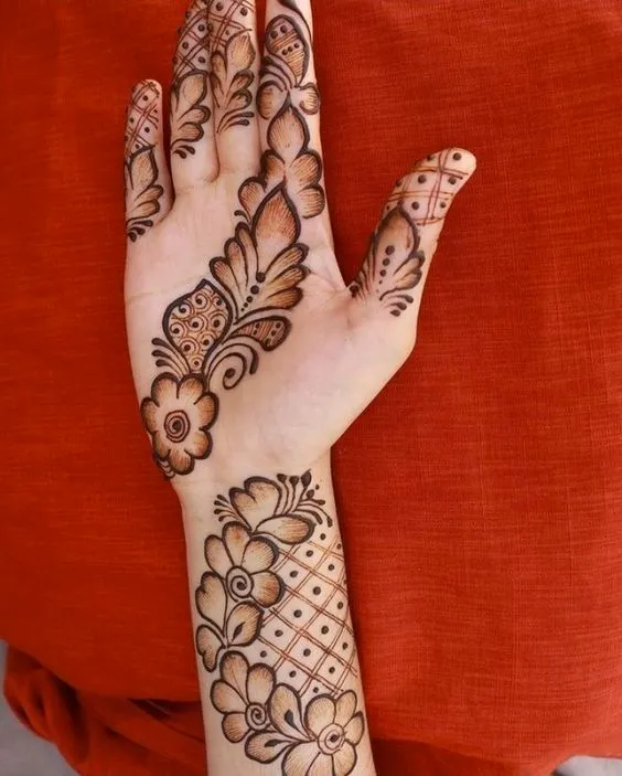 Photo trendy simple mehndi design for backhand