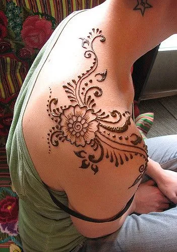 Floral Pattern Shoulder Mehndi Design Photo of Floral Pattern Shoulder Mehndi Design