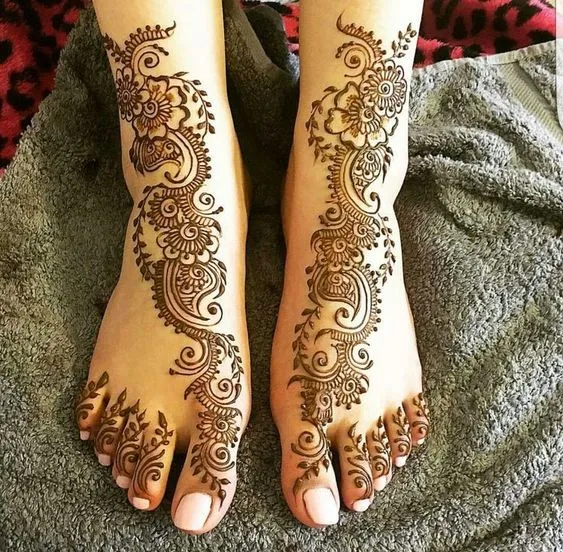 Minimalist Leg arabic Mehndi Design for bride Photo of Minimalist Leg arabic Mehndi Design for bride