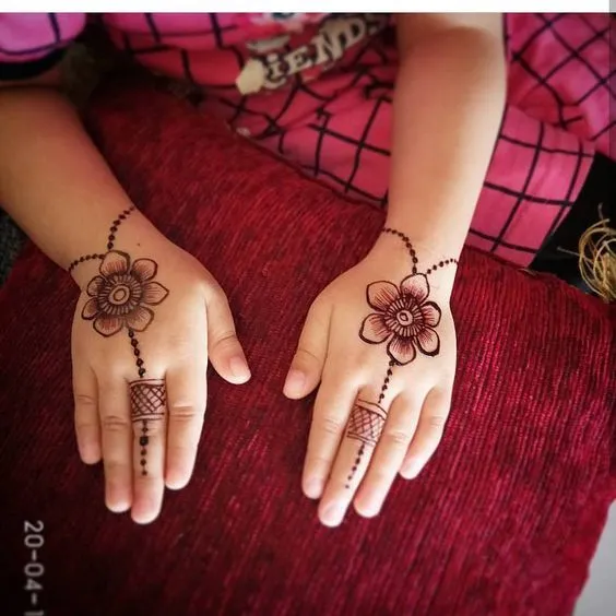 Photo of Simple hand jewelry mehndi design for the kid