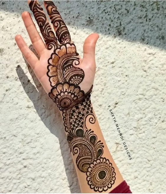 Photo of full hand Arabic mehndi design for the right hand