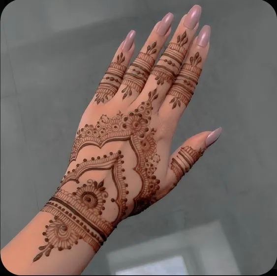 मेहंदी डिजाइन कॉम Photo of Temple-Inspired Back Hand Mehndi