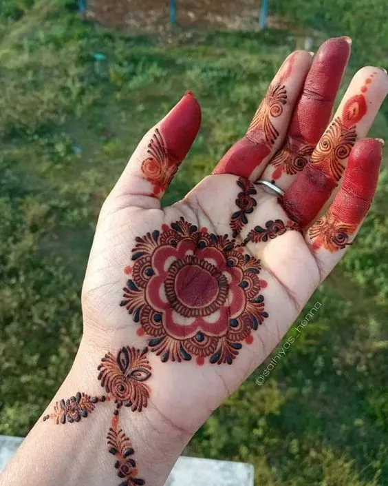 Photo of Simple Khafif mehndi design on front hand