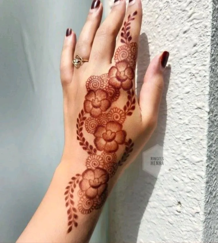 Photo of simple aesthetic floral mehndi design 