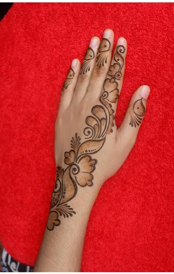 Photo of Simple Bail Mehndi Design on backhand