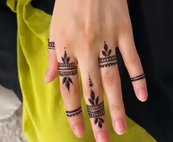 Photo of minimalist mehndi design on fingers