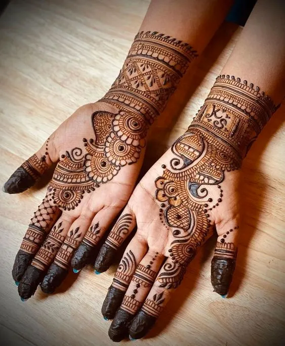 Photo of Simple Arabic Mehndi Design on front hand