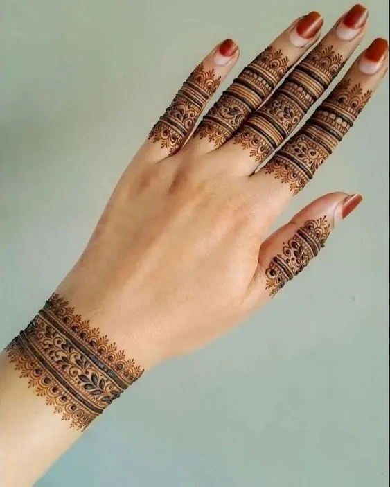 Photo of Stunning finger and wrist mehndi design