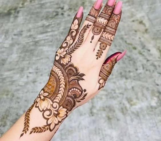 ഈ അറബി മൈലാഞ്ചി കലയിലെ താമരയുടെ മോട്ടിഫിന്റെ ഫോട്ടോ