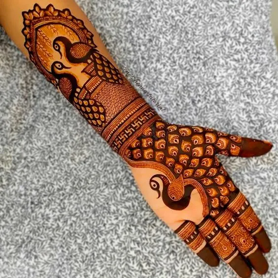 ലളിതമായ പീകോക്ക് മെഹന്ദി ഡിസൈനിന്റെ ഫോട്ടോ
