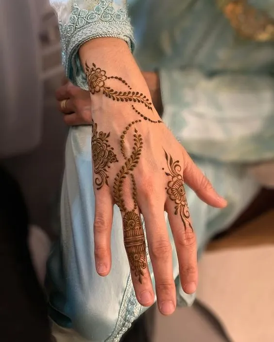 Photo of Leaf mehndi design with perfect gaps to enhance the look