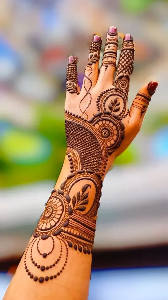 Photo of Concentric circles Mehndi design for the backhand