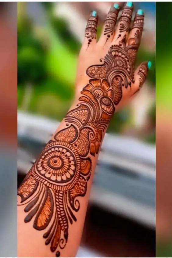 photo of Backhand Arabic tattoo mehndi design